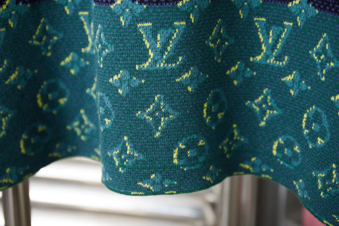 🅿️220 LV Louis 25ss spring and summer new style 3️⃣color jacquard knitted short-sleeved light luxury essential item for daily commuting for men and women Correct version Welcome to compare Detailed features · High-viscosity cotton material, high count cotton is added, dry and avoid stuffiness · Use exquisite intarsia patchwork technology to interpret Damier and Monogram patterns in soft indigo tones, with all-over intarsia patterns · Threaded neckline · Original main mark, washed tag, brand moisture-proof paper packaging Color: Green Size: S/M/L/XL